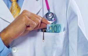 Τι να κάνετε αν σας ζητήσουν «φακελάκι» σε νοσοκομείο