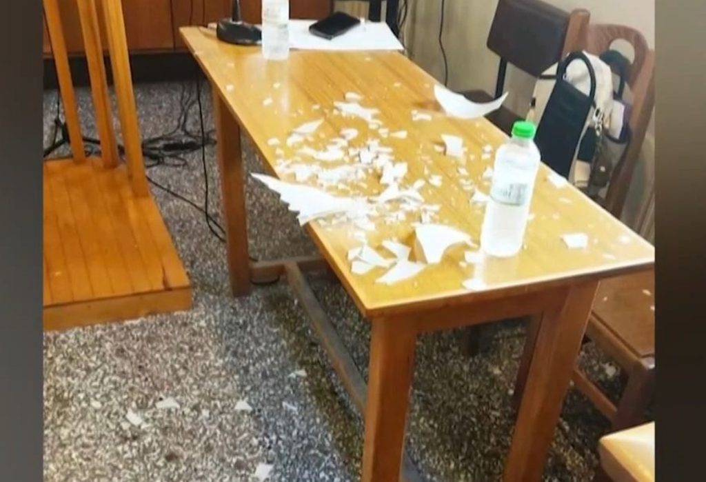 Πολυέλαιος έπεσε σε κεφάλι δικηγόρου μέσα σε δικαστήριο της Νάουσας!