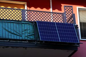 Ρεύμα έως 25% φθηνότερο: Τα 7 «μυστικά» για φωτοβολταϊκά στο μπαλκόνι