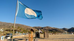 Οι παραλίες με Γαλάζια Σημαία για το 2026 – Η λίστα με τις 624 ακτές