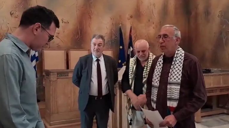 Έρευνα από το ΥΠΕΣ για τον όρκο Κωνσταντίνου – Ανοιχτό το ενδεχόμενο έκπτωσης