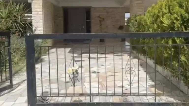 Ηλιούπολη: Λευκά λουλούδια στο σημείο της τραγωδίας για τις δύο 17χρονες