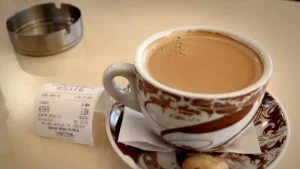 Πρέπει τελικά να πίνουμε καφέ αμέσως μόλις ξυπνάμε; Τι λένε οι ειδικοί