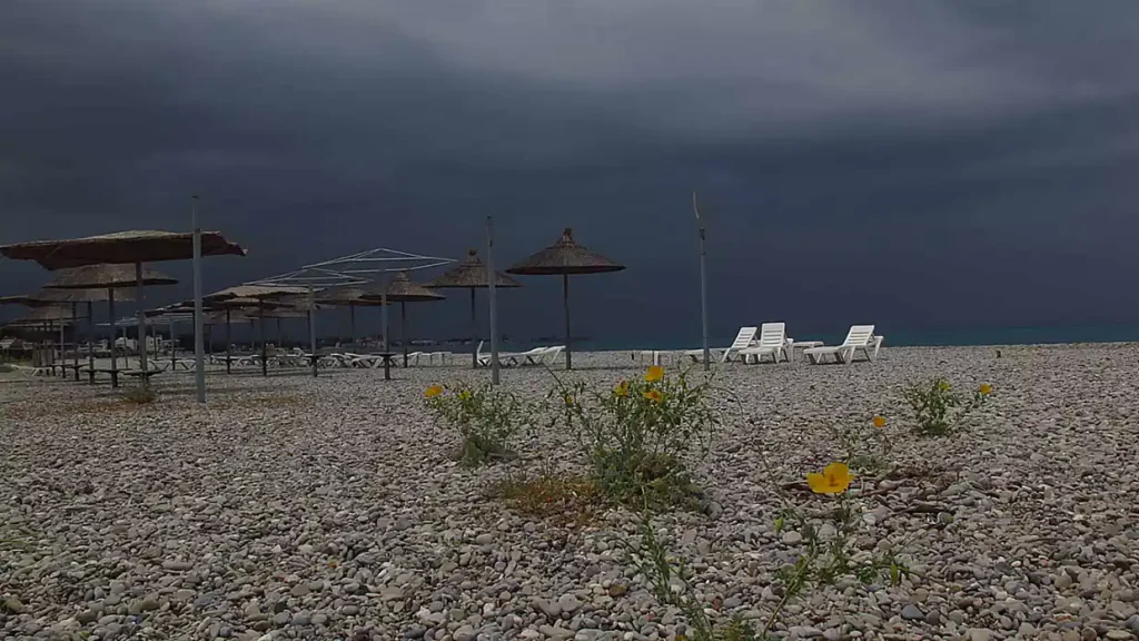 Ζέστη τώρα, καταιγίδες σε λίγο – Αλλάζει απότομα ο καιρός με μπουρίνια και χαλάζι