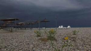 Ζέστη τώρα, καταιγίδες σε λίγο – Αλλάζει απότομα ο καιρός με μπουρίνια και χαλάζι