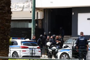 Δίωξη για απόπειρα ανθρωποκτονίας στον 58χρονο που πυροβόλησε γυναίκα σε μπαρ στην Καλλιθέα
