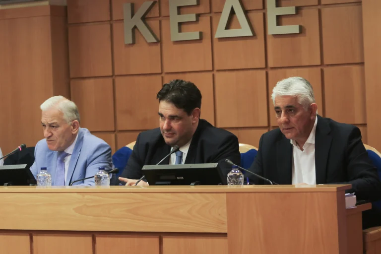 ΚΕΔΕ κατά ΥΠΕΣ: «Όχι» στην κατάργηση των Δημοτικών Επιτροπών Ισότητας