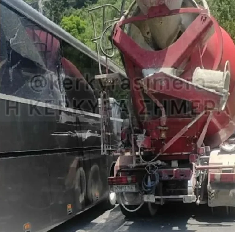 Κέρκυρα: Τροχαίο με τουριστικό λεωφορείο κρουαζιέρας στο Νησάκι – Συγκρούστηκε με μπετονιέρα