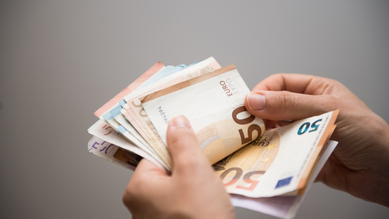 ΕΦΚΑ – ΔΥΠΑ: Ποιοι θα δουν χρήματα στους λογαριασμούς τους μέχρι την Παρασκευή