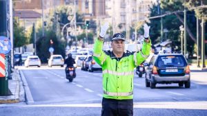 Τι ισχύει με τις κάμερες στα φανάρια όταν υπάρχει τροχονόμος – Θα έρθει πρόστιμο αν περάσετε με κόκκινο;