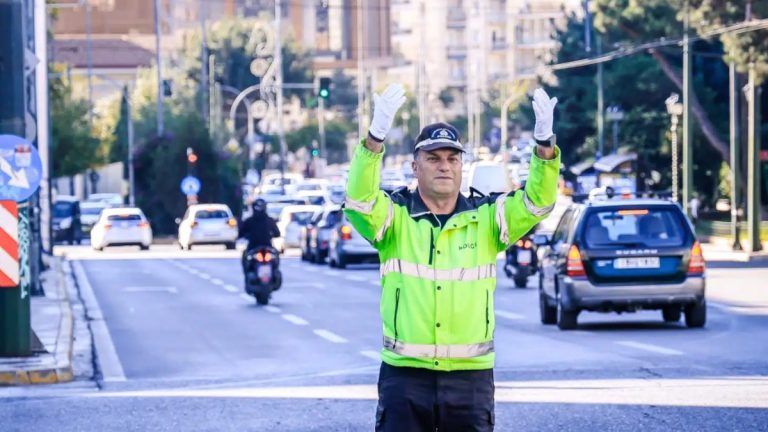 Τι ισχύει με τις κάμερες στα φανάρια όταν υπάρχει τροχονόμος – Θα έρθει πρόστιμο αν περάσετε με κόκκινο;
