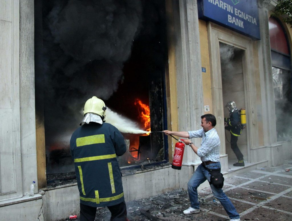 Συνελήφθη στη Μ. Βρετανία η 46χρονη καταζητούμενη για τον εμπρησμό στην Marfin