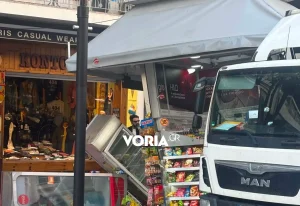 Θεσσαλονίκη: Φορτηγό έπεσε πάνω σε περίπτερο στην Αγίας Σοφίας