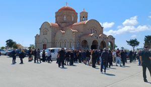 «Γιατί τόσο άδικα;»: Σπαραγμός στην κηδεία μητέρας και κόρης στη Ρόδο