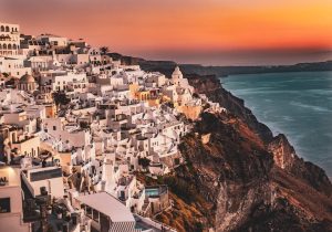 Νέο χωροταξικό για τον τουρισμό: «Φρένο» σε Μύκονο και Σαντορίνη, περιορισμοί σε Airbnb