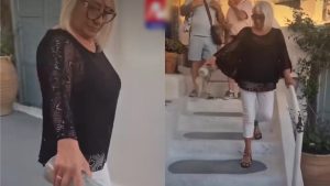 Βίντεο: Σάλος στη Σαντορίνη με τουρίστρια που σκόρπισε στάχτες ανθρώπου σε σοκάκια του νησιού