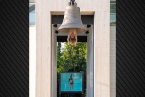Σάλος στη Μπιενάλε Βενετίας: Γυμνή γυναίκα χτυπούσε καμπάνα με το…σώμα της (βίντεο)