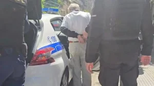 Κακουργηματική δίωξη στον 67χρονο που «μπούκαρε» με σφυρί σε τράπεζα