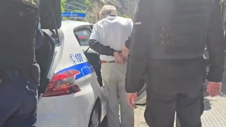 Κακουργηματική δίωξη στον 67χρονο που «μπούκαρε» με σφυρί σε τράπεζα