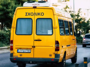 Σοκ στο Παλαιό Φάληρο από ανατροπή σχολικού με παιδιά