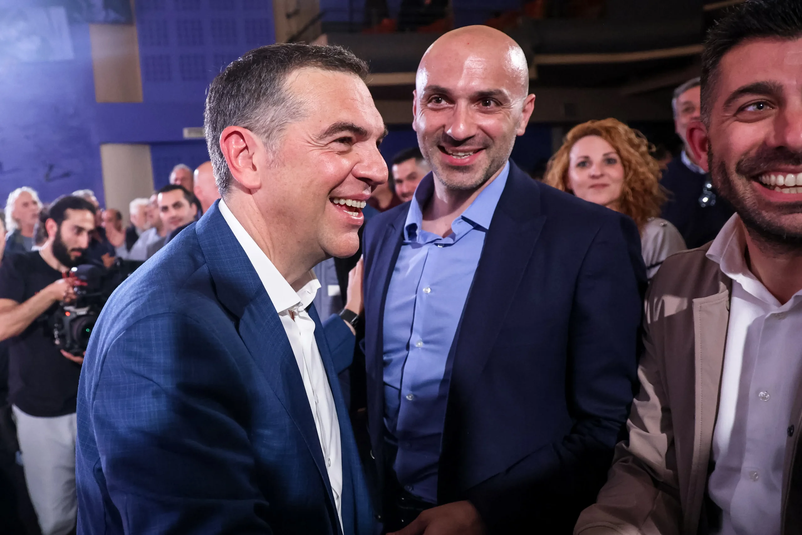 Σημείο καμπής: Δυναμική άνοδος Τσίπρα, απόρριψη για την κυβέρνηση (δημοσκόπηση MRB)