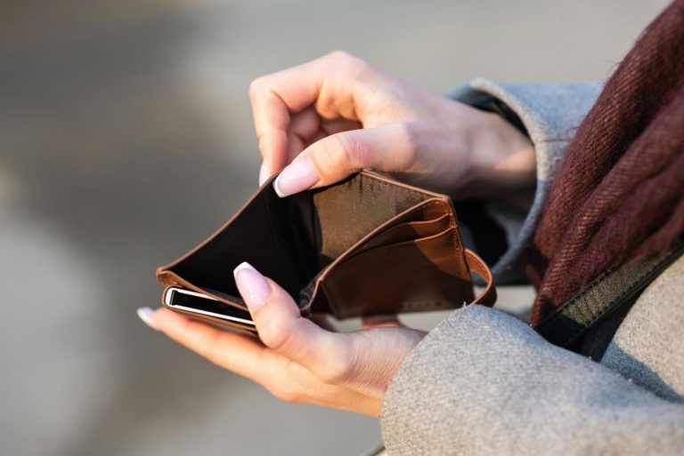 Δεν φτάνουν τα χρήματα; Τα 5 οικονομικά λάθη που κάνουν οι περισσότεροι
