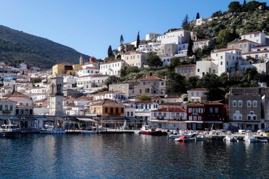 Τριήμερο Αγίου Πνεύματος: Πού κινούνται οι κρατήσεις και οι τιμές