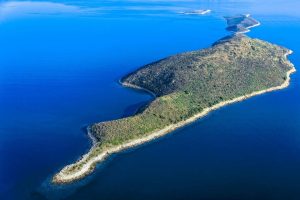 Το ελληνικό νησί που βγαίνει στο «σφυρί» και κοστίζει όσο ένα διαμέρισμα