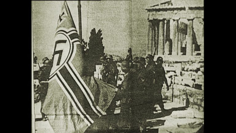 Η νύχτα που ο Γλέζος και ο Σάντας κατέβασαν τη ναζιστική σημαία από την Ακρόπολη