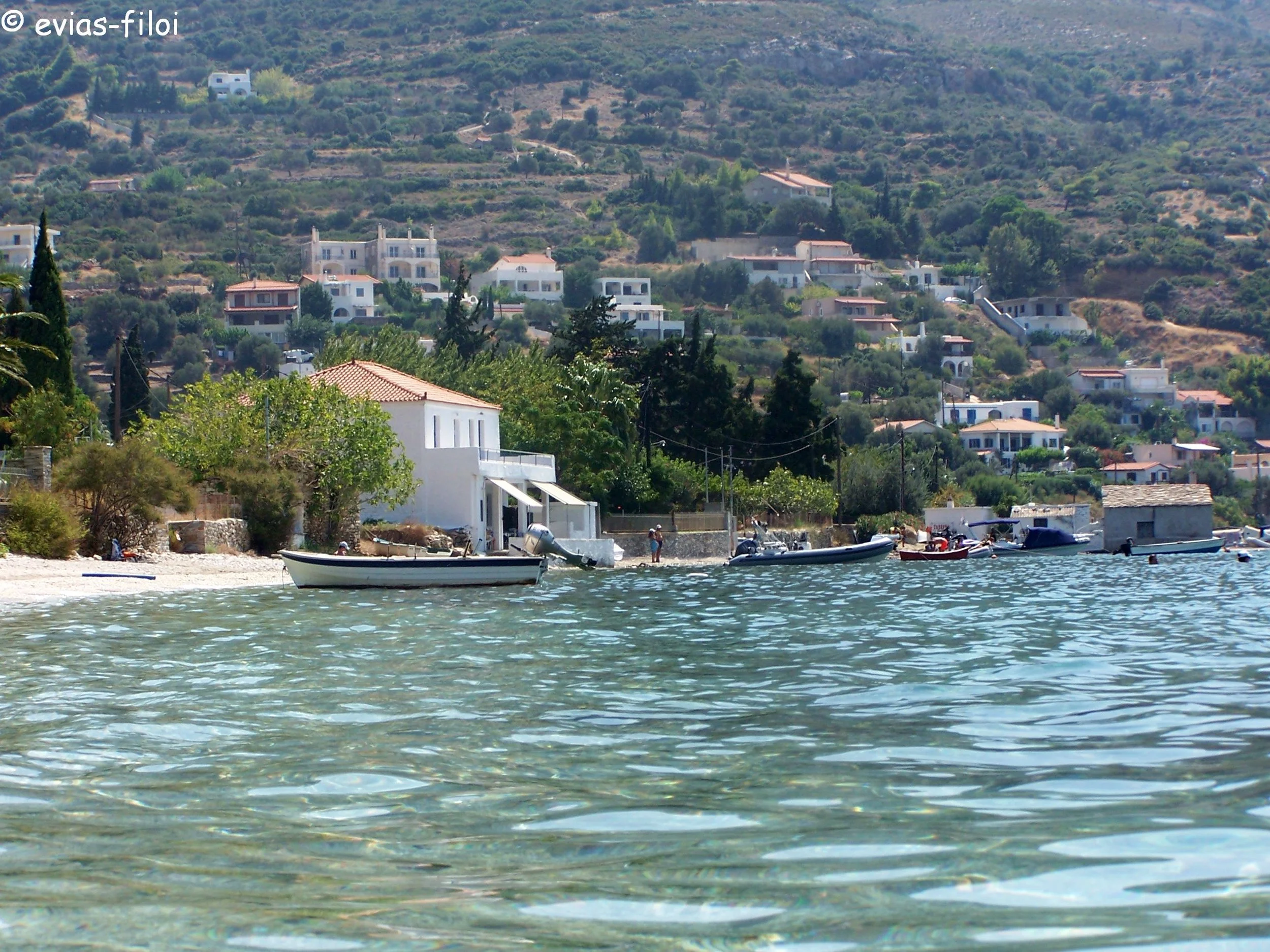 Μόλις 1-2 ώρες από την Αθήνα: Οι 3 άγνωστοι καλοκαιρινοί προορισμοί με πεντακάθαρες παραλίες και χαμηλές τιμές