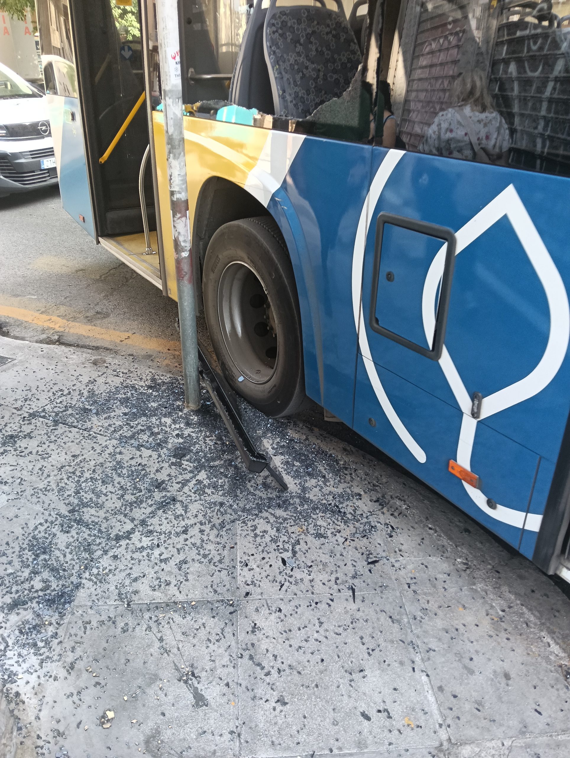 Λεωφορείο της γραμμής 732 παρέσυρε πινακίδα STOP και έσπασαν τα τζάμια- Φωτογραφίες