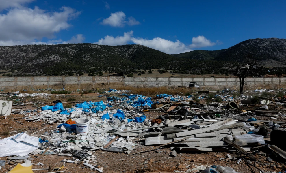 Εισαγγελική παρέμβαση για τον «μπαζότοπο» δίπλα στη γέφυρα της Ποτίδαιας