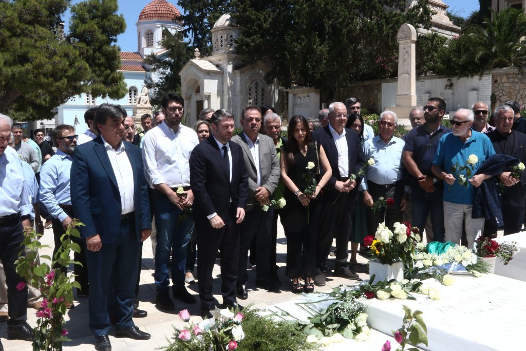 30 χρόνια χωρίς τον Ανδρέα Παπανδρέου – Συγκίνηση στο μνημόσυνο στο Α’ Νεκροταφείο