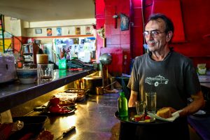 «Η Μουριά» των Εξαρχείων εκπέμπει SOS: ένας αιώνας ιστορίας κινδυνεύει να χαθεί