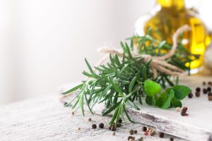 Γιατί πολλοί βάζουν ένα βάζο με δενδρολίβανο δίπλα...