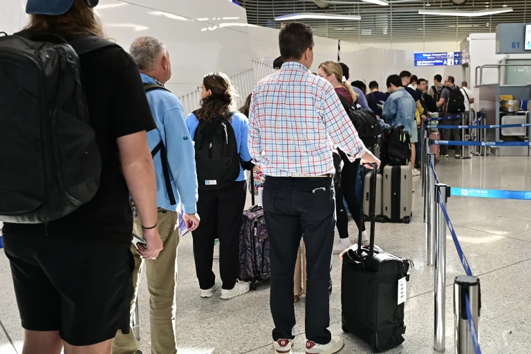 Η ΕΕ αλλάζει τα αεροπορικά ταξίδια: Τι ισχύει πλέον για αποζημιώσεις, χειραποσκευές και καθυστερήσεις πτήσεων