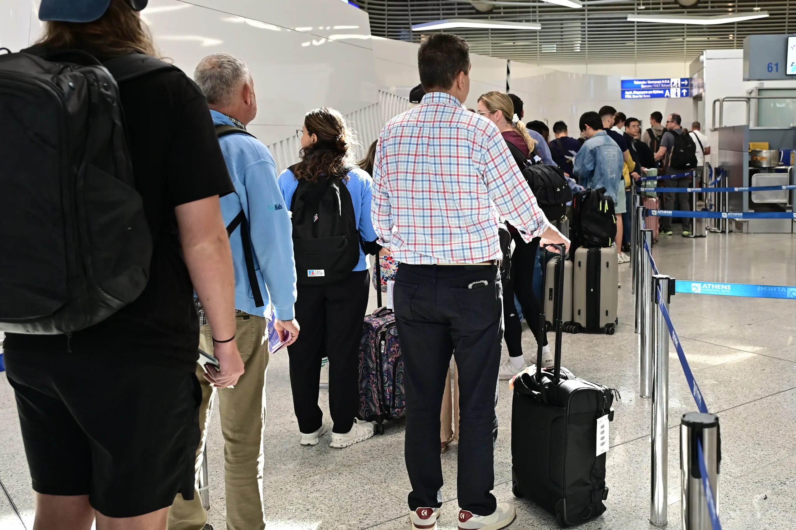 Η ΕΕ αλλάζει τα αεροπορικά ταξίδια: Τι ισχύει πλέον για αποζημιώσεις, χειραποσκευές και καθυστερήσεις πτήσεων