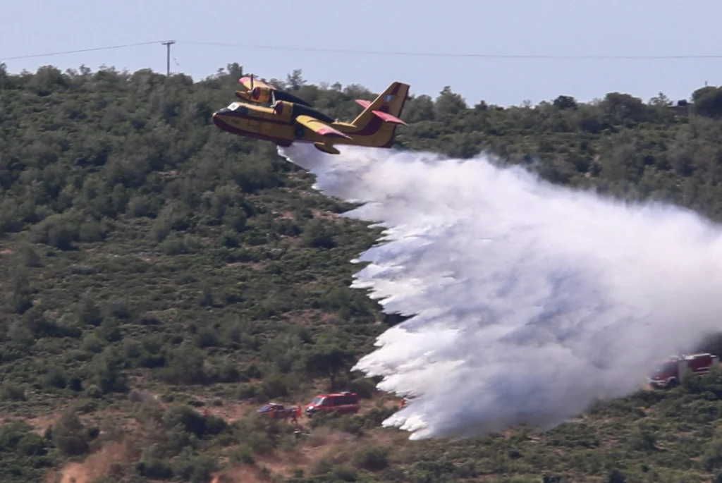 Κορινθία: Οριοθετήθηκαν οι φωτιές σε Αγγελόκαστρο και Άνω Αλμυρή – Υπό έλεγχο η φωτιά στα Σπάτα
