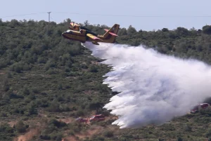Κορινθία: Οριοθετήθηκαν οι φωτιές σε Αγγελόκαστρο και Άνω Αλμυρή – Υπό έλεγχο η φωτιά στα Σπάτα