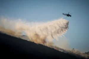 Φωτιά στον Ορχομενό: Μεγάλη μάχη με τις φλόγες – 105 πυροσβέστες και 13 εναέρια μέσα στο μέτωπο