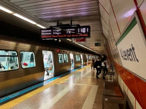 Κωνσταντινούπολη: Τρεις τραυματίες από τον εκτροχιασμό συρμού του...