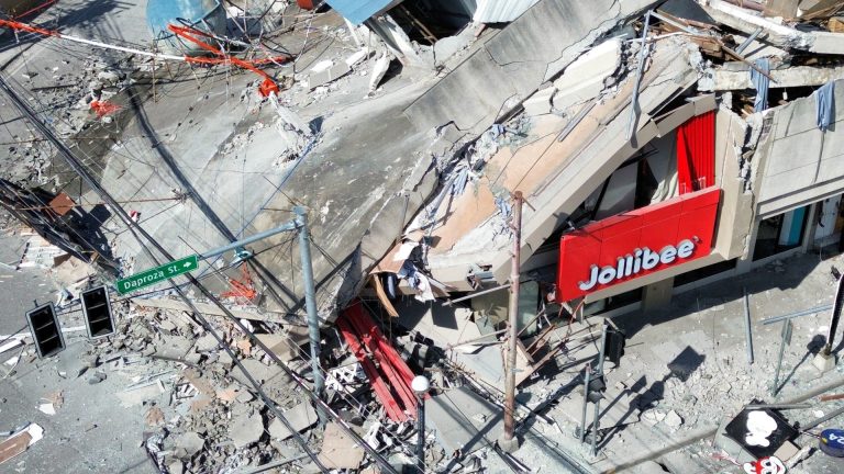 Ισχυρός σεισμός 7,8 Ρίχτερ στις Φιλιππίνες: Τουλάχιστον 35 νεκροί και δεκάδες τραυματίες
