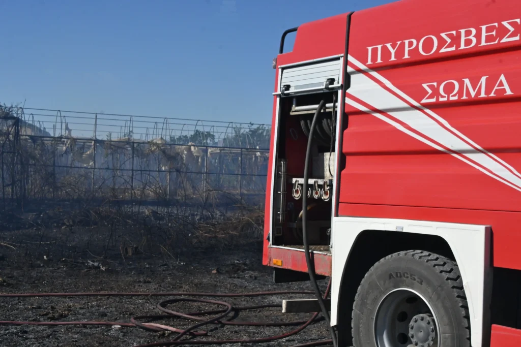 Φωτιά στη Σύρο: Οριοθετήθηκε η πυρκαγιά στην Άμπελα – Κλειστός ο δρόμος προς Τρία Λαγγόνια