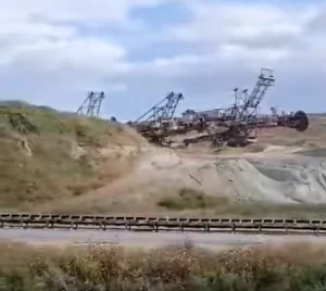 Κοζάνη: Κατεδαφίστηκαν με ελεγχόμενη έκρηξη τρεις γιγαντιαίοι εσκαφείς της ΔΕΗ
