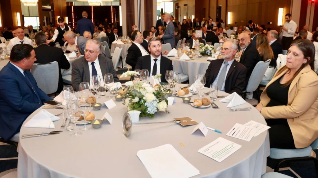 Το πιο αμήχανο τραπέζι: Γεωργιάδης δίπλα σε Ανδρουλάκη και Κωνσταντοπούλου χωρίς κουβέντα!
