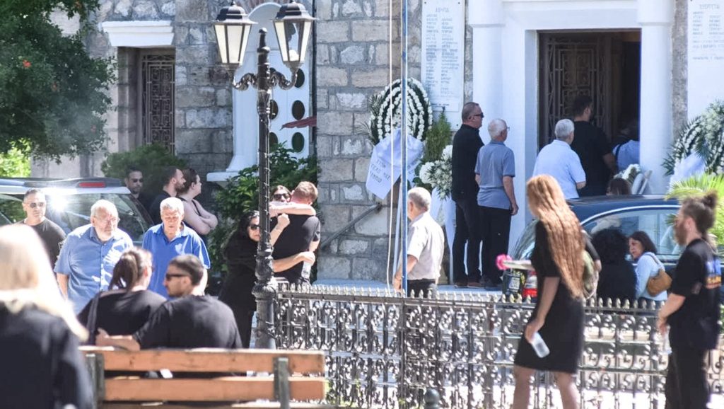 Διπλό φονικό στην Αιγιάλεια: Σε βαρύ κλίμα η κηδεία μητέρας και γιου