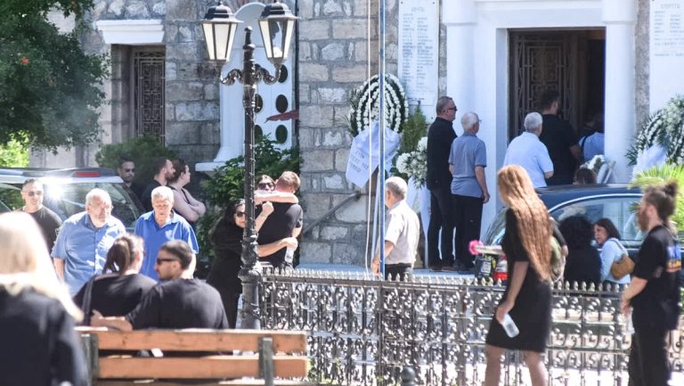 Διπλό φονικό στην Αιγιάλεια: Σε βαρύ κλίμα η κηδεία μητέρας και γιου