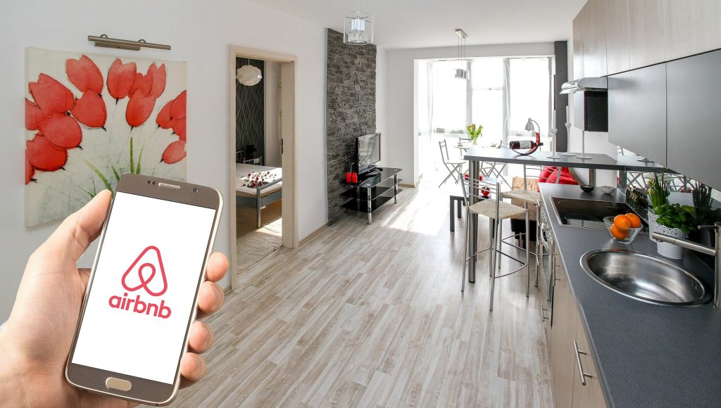 Στο μικροσκόπιο της ΑΑΔΕ τα Airbnb – Έρχονται έλεγχοι και πρόστιμα
