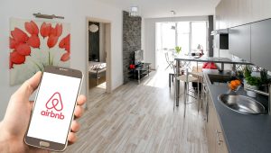Στο μικροσκόπιο της ΑΑΔΕ τα Airbnb – Έρχονται έλεγχοι και πρόστιμα