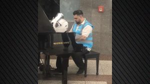 Viral ντελιβεράς έπαιξε Μητροπάνο στο μετρό Συντάγματος και αποθεώθηκε